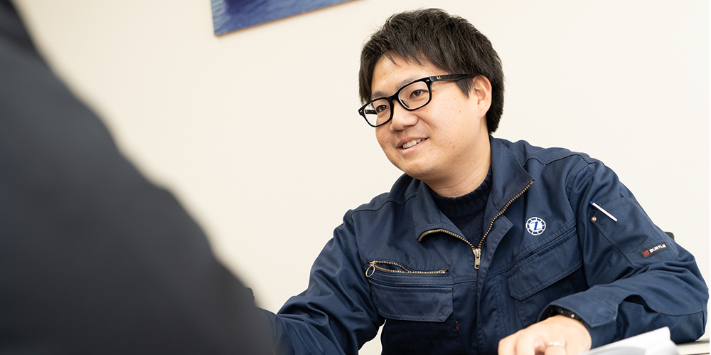 打ち合わせ中の資材調達社員