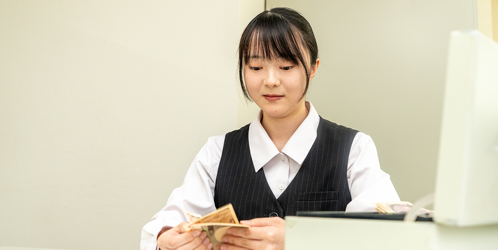 お金を数える経理財務社員