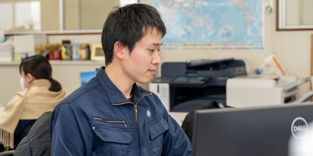 デスクで仕事をするIT管理・DX推進社員