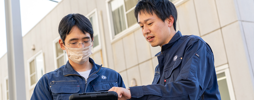 タブレットの使い方を説明するIT管理・DX推進社員