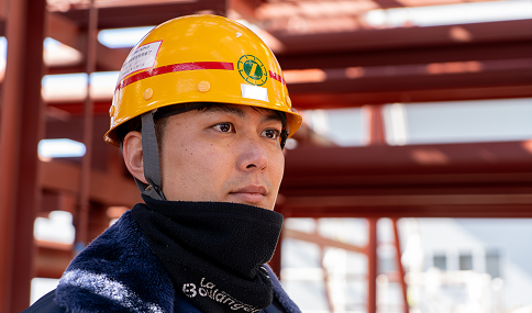 ヘルメットをかぶる男性社員