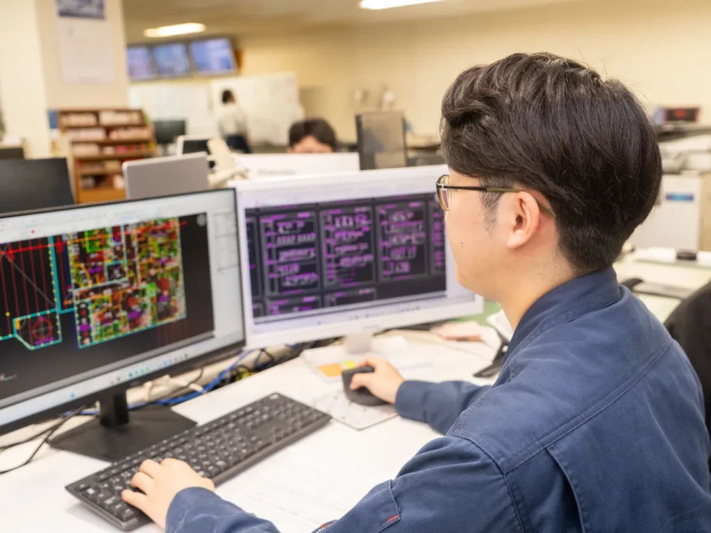パソコンで図面を作成している様子