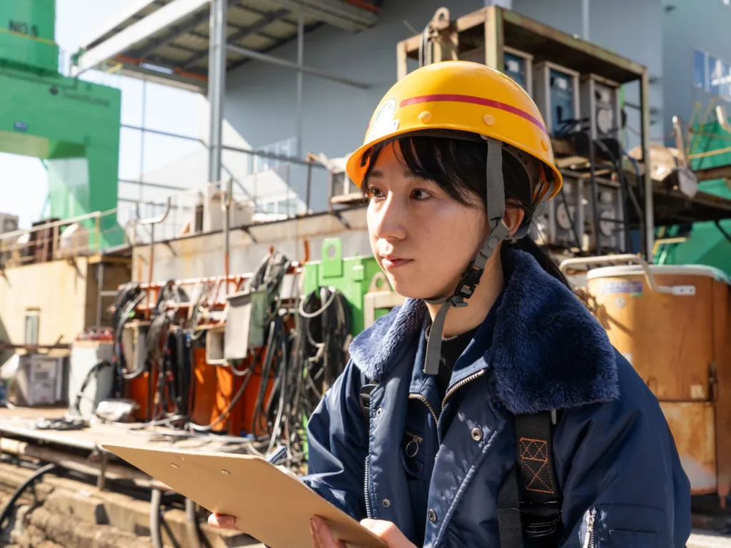 設計担当者が屋外で仕事をしている様子