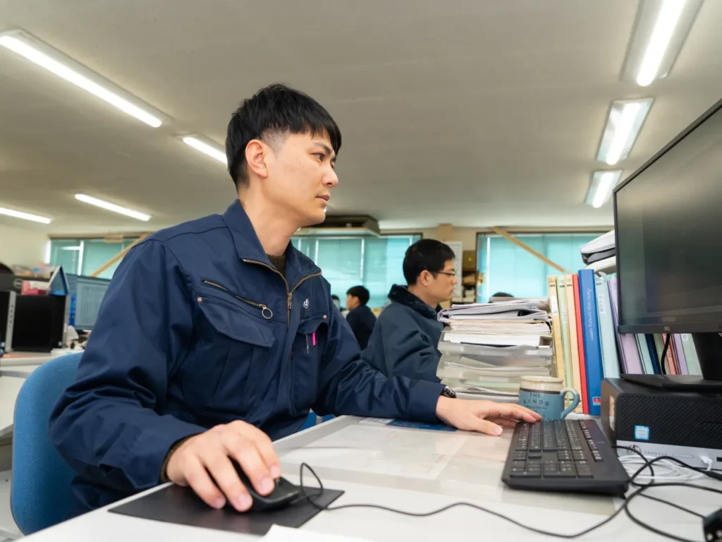 パソコンで仕事をしている様子