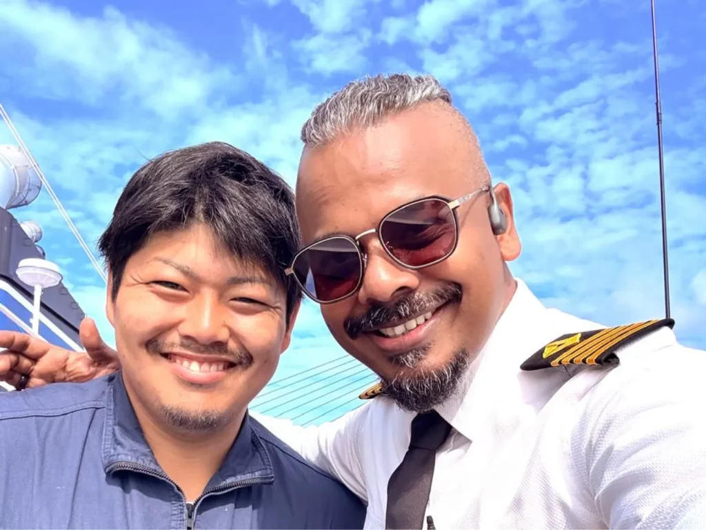 海外のお客様と肩を組んでいる様子