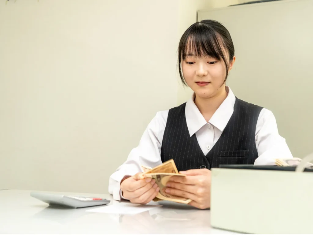 デスクでお金を数えている様子